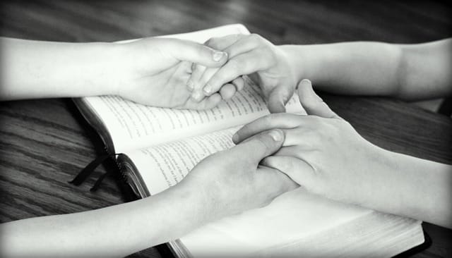 Livro sagrado aberto durante uma sessão de oração