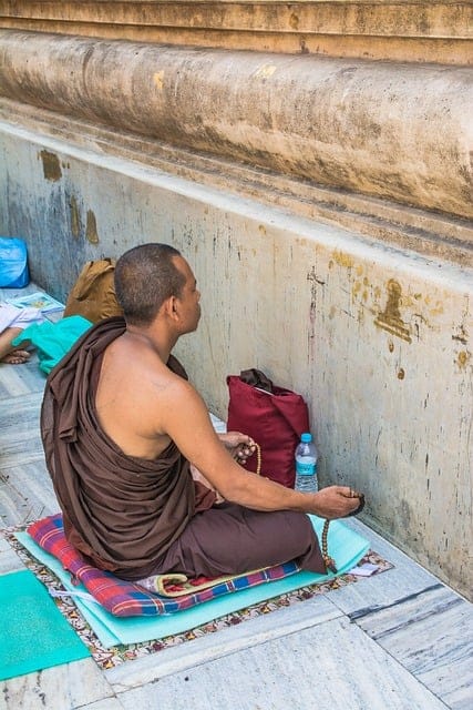 Imagem de meditação em um ambiente tranquilo.